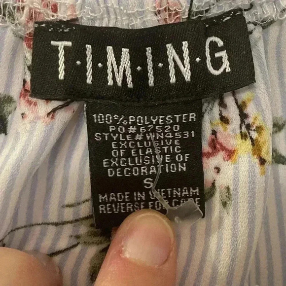 Off-the-shoulder floral crop top - Picture 2 of 4